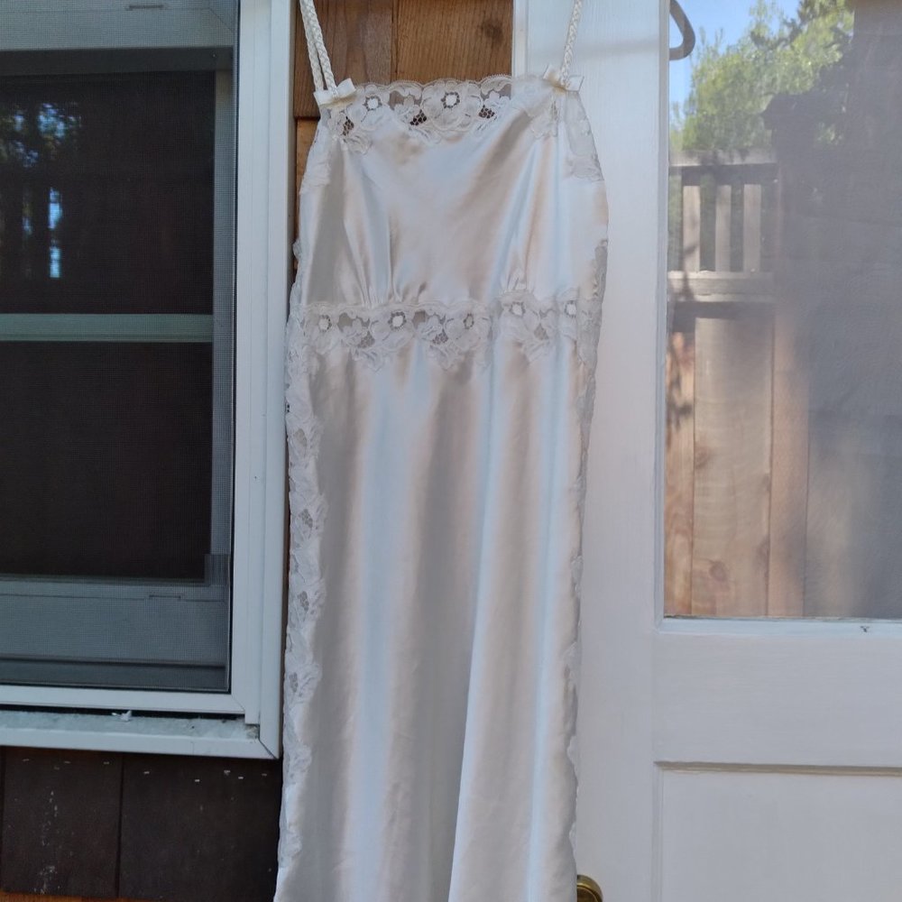 Oscar de la Renta white gown négligée